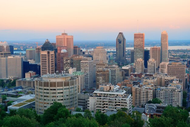 도시의 고층 빌딩이 있는 Mont Royal에서 본 일몰의 몬트리올 도시 스카이라인.