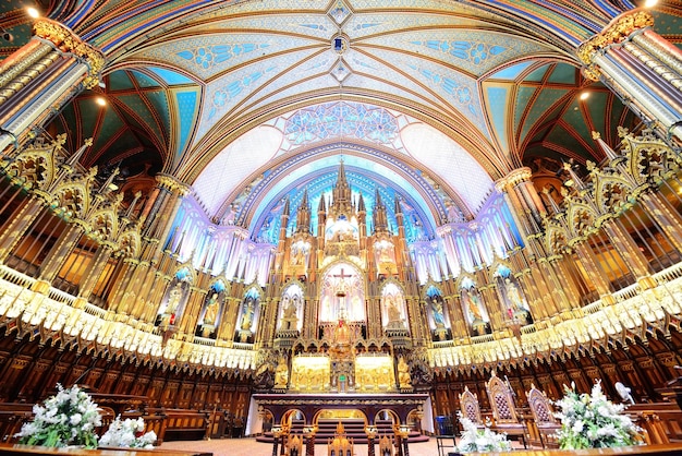 装飾が施されたモントリオールノートルダム大聖堂のインテリア
