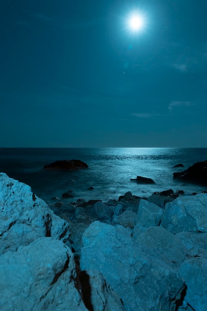 Foto gratuita luna sopra la bellissima acqua cristallina