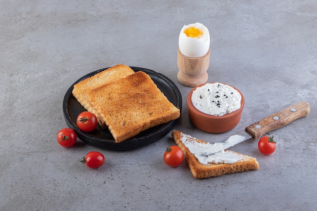 Colazione mattutina adagiata su una superficie di marmo.