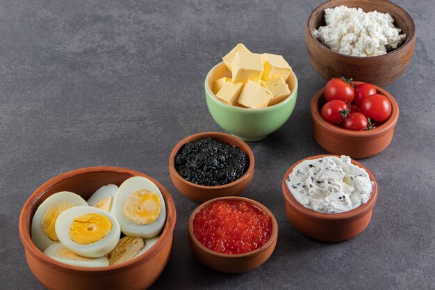 Colazione mattutina adagiata su una superficie di marmo.