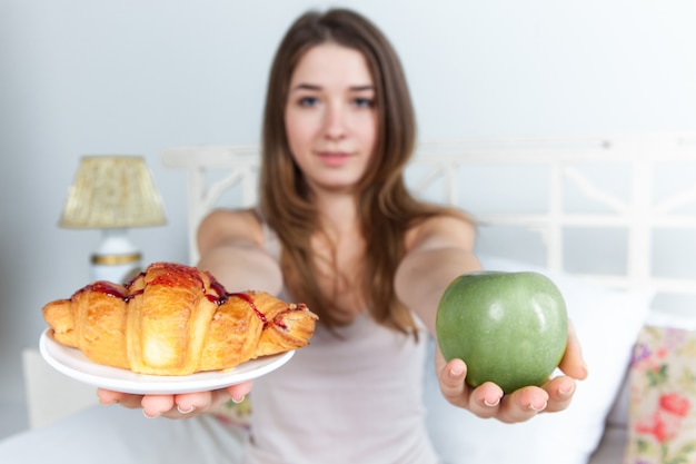 Foto gratuita mattina e colazione di giovane bella ragazza