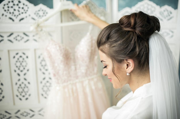 Morning of the bride, preparting for the ceremony