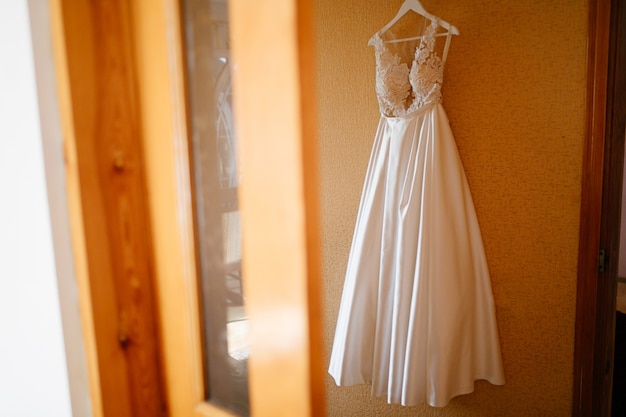 彼女が美しいドレスを着ている時の花嫁の朝