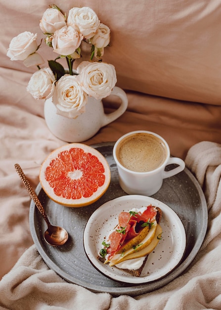 Foto gratuita caffè del mattino con pompelmo e panino