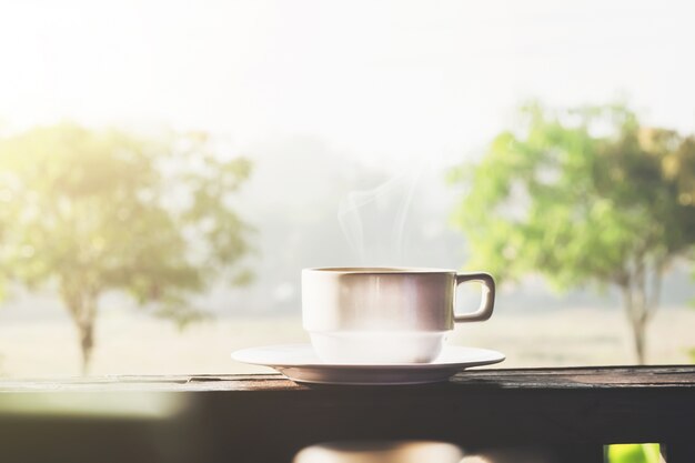 朝のコーヒーと太陽の光。