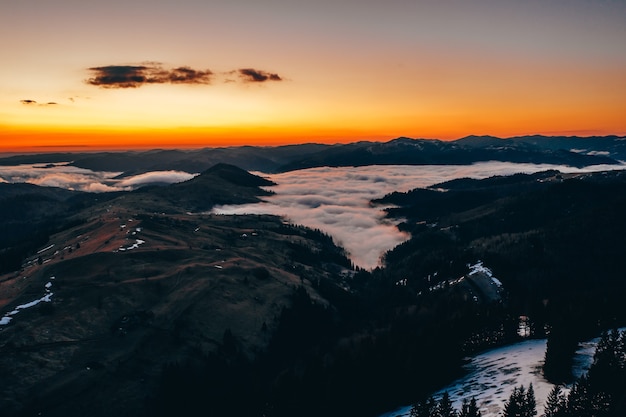 Бесплатное фото Утро в горах. карпатская украина, вид с воздуха.
