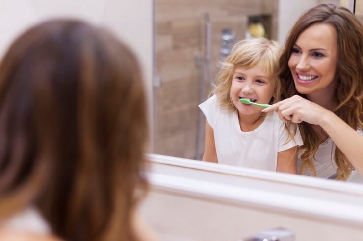 Free Photo morning lesson of brushing teeth with mommy