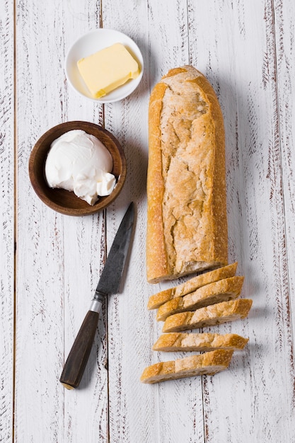 Foto gratuita pasto mattutino con pagnotte di pane e burro