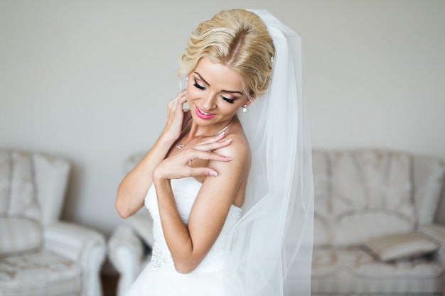 Foto gratuita ritratto di mattina di bella sposa