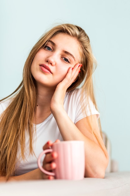 Foto gratuita donna del mattino che guarda l'obbiettivo