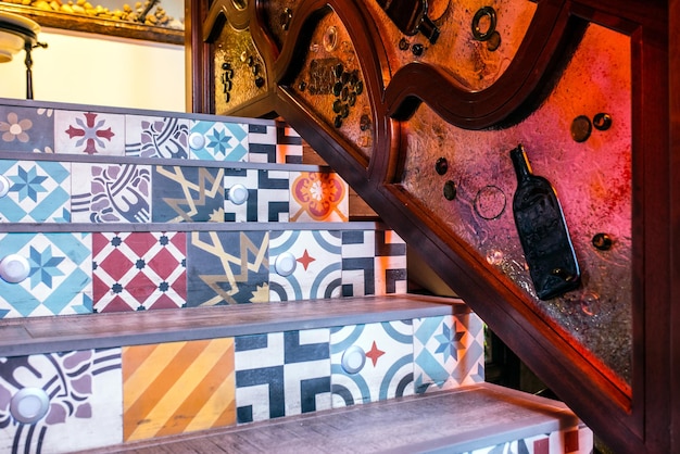 Мозаичная лестница из керамической плитки