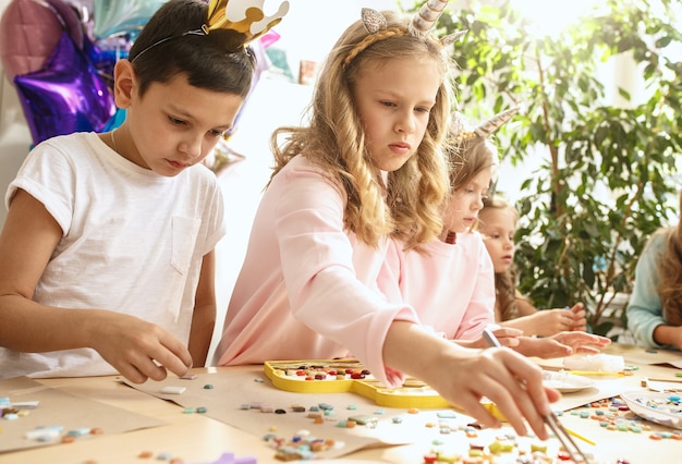 Arte puzzle mosaico per bambini, gioco creativo per bambini.