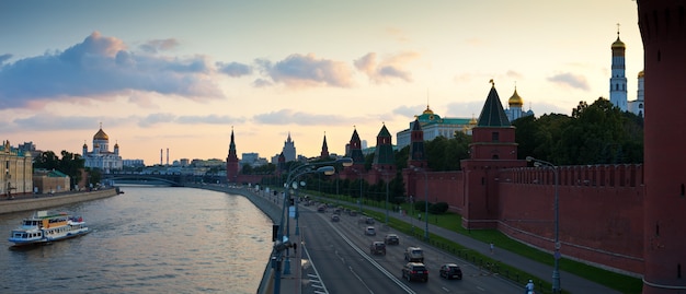夏の日没のモスクワ。ロシア