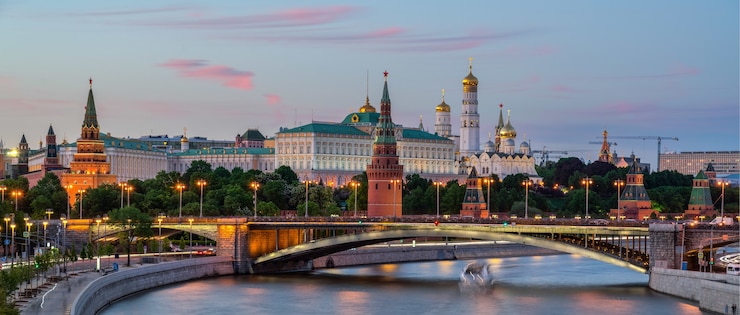 Бесплатный Фотография москва-река с длинной выдержкой возле кремля вечером в москве, россия