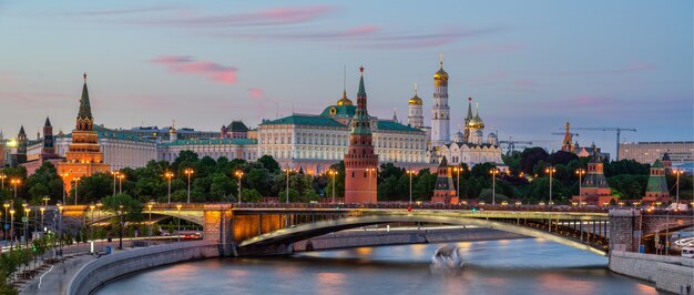 Москва-река с длинной выдержкой возле Кремля вечером в Москве, Россия