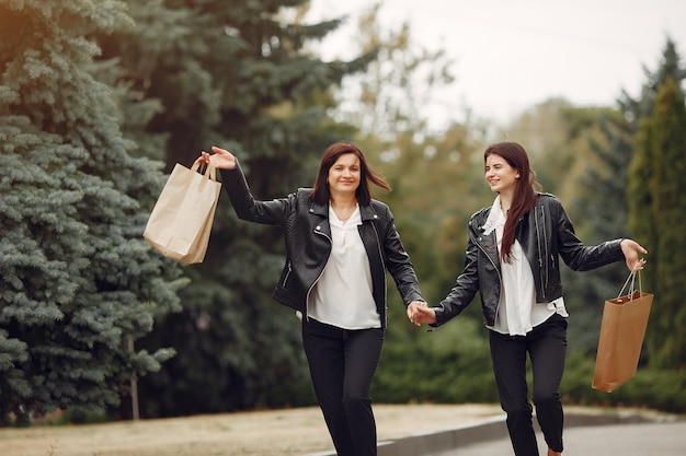 Figlia della madre e dell'adulto con il sacchetto della spesa