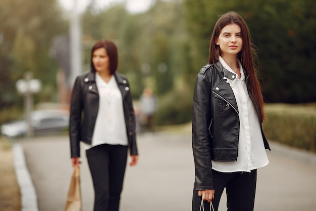 Figlia della madre e dell'adulto con il sacchetto della spesa