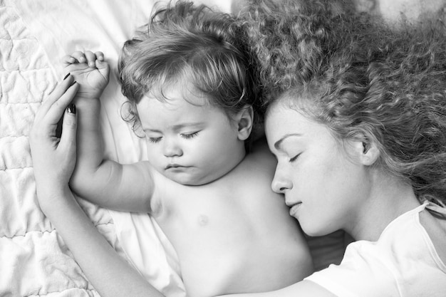 Мать и младенец спят вместе нежностью сна