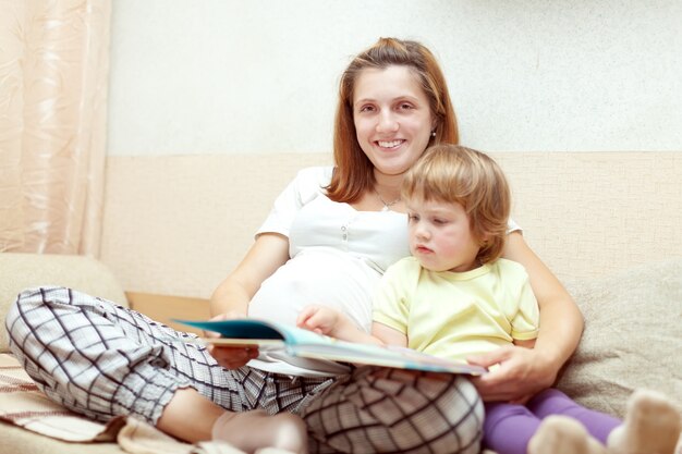 무료 사진 엄마와 아이가 책을 읽고