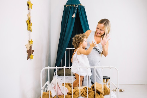 Madre e bambino agitando le mani