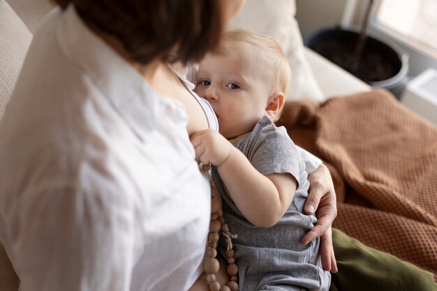 母乳育児中の赤ちゃん