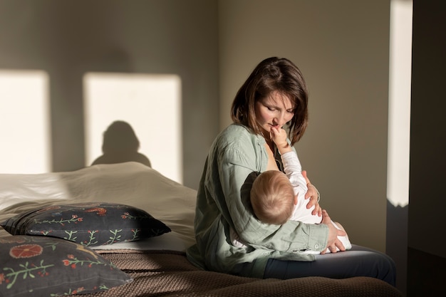 Madre che allatta il suo bambino