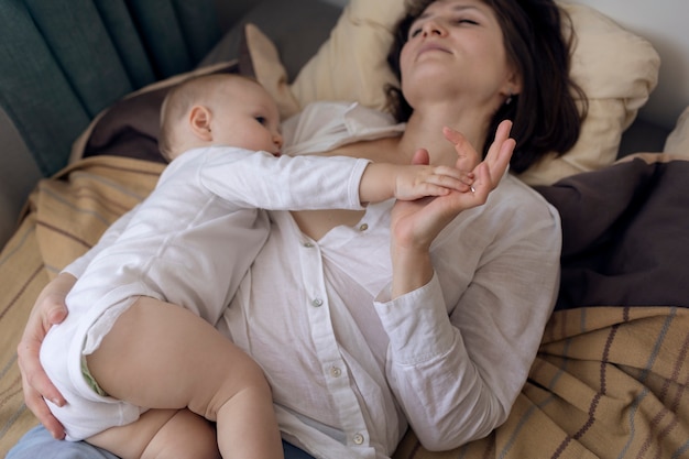 Foto gratuita madre che allatta il suo bambino