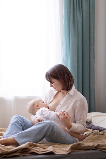 Бесплатное фото Мать кормит ребенка грудью