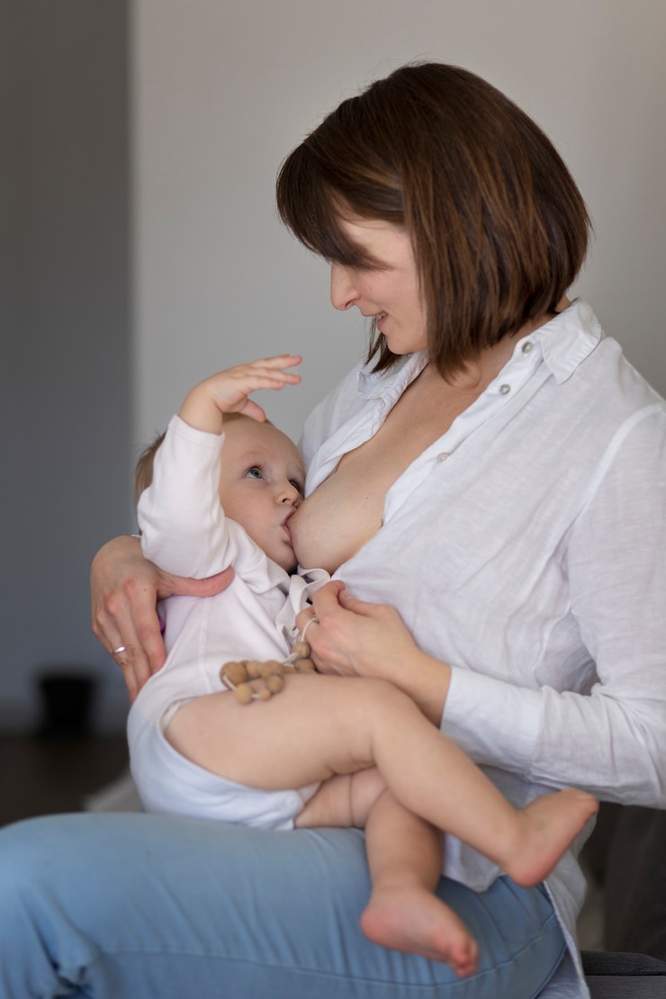 無料Photo 母乳育児中の赤ちゃん