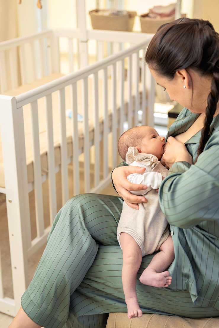 無料Photo 母が新生児に母乳を与える 母の子供の世話の概念