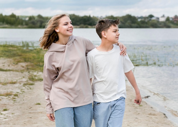 Foto gratuita ragazzo del bambino e della madre che cammina insieme