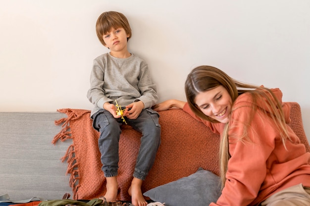 Foto gratuita madre e bambino a casa che si preparano per il viaggio