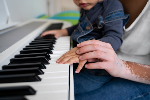 Madre e figlio che suonano il pianoforte