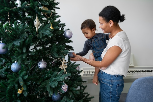 Madre e bambino con albero di Natale