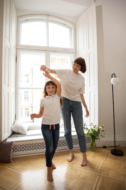 女の子のフルショットで踊る母