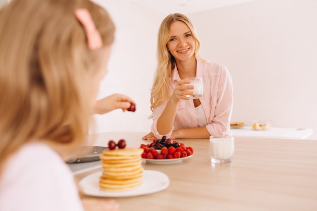 Foto gratuita madre e figlia che cuociono i pancake