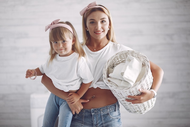 Foto gratuita la madre e la figlia in un bagno vicino lavano il mashine