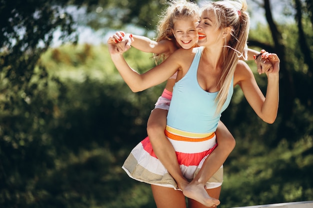 Madre e figlia in spiaggia