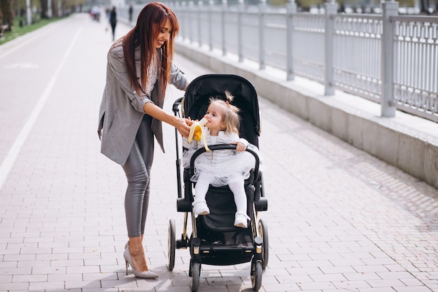 Foto gratuita madre e figlia sul lago