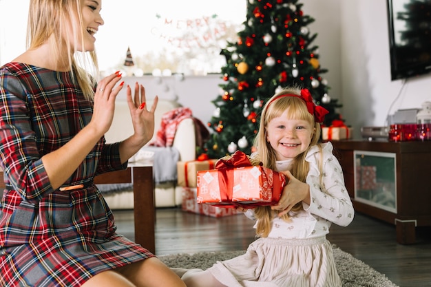 母と娘が一緒にクリスマスを祝う