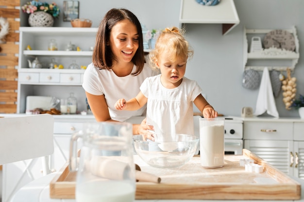 Madre e figlia cucinare insieme