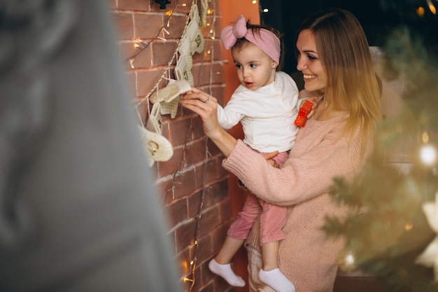 母と娘のクリスマスの家を飾ること