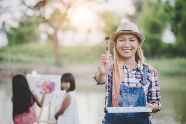 어머니와 딸이 공원에서 함께 그림 그리기