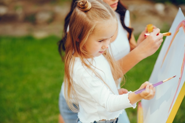 Foto gratuita disegno di madre e figlia