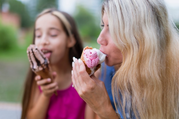 Foto gratuita madre e figlia che mangiano insieme il gelato