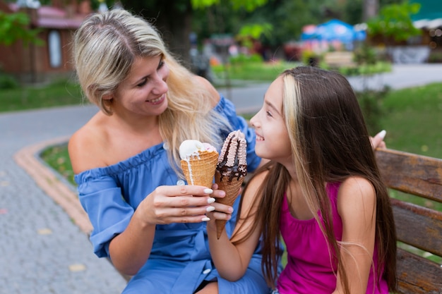 Мать и дочь едят мороженое