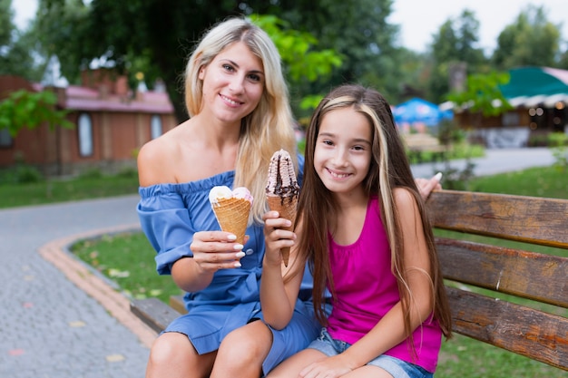 母と娘のアイスクリームを食べる