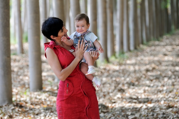 Foto gratuita madre e figlia nella foresta