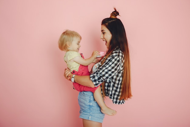 Foto gratuita madre e figlia si divertono in studio